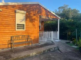 Bungalow charmant près de Vieux-Habitants, 36 m², khách sạn ở Vieux-Habitants