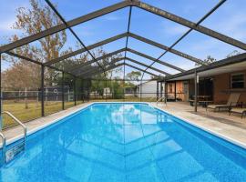 Ultimate Tampa Getaway w Pool- Hot Tub in Prime Location، فندق في Seffner