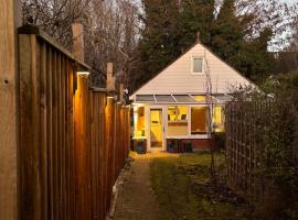 Cozy & Self Contained Garden Bungalow, хотел в Солсбъри