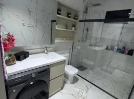 Casa completa acomoda até 10 hóspedes, 5 quartos, 4 camas casal e 2 solteiro