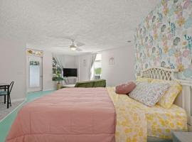 Sebring Circle Studio Stay- Postcard Mural Views, hotel a Sebring