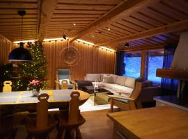 Private log villa by the Ivalo River, хотел в Ивало