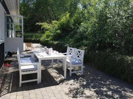 Bright Summer House Near Hyllingebjerg Beach，位于Melby的酒店