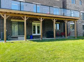 Whitby Hideout - 3BR, 5BD, 3WR, Pool Table, Sauna, hotel v destinaci Whitby