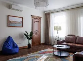 Balcony View in ultracentral Chisinau - Spacious 4 room Living & high end amenities - AC & Bean-Coffee Bar - GrandStay