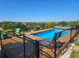 House on the hill, near Aubeterre-sur-dronne, hotel a Saint-Romain
