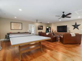 Ranch Retreat - Playroom - Arcade, hotel em Johnson