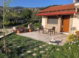 &Pi;&alpha;&rho;&alpha;&delta;&omicron;&sigma;&iota;&alpha;&kappa;ό &sigma;&pi;ί&tau;&iota; &mu;&epsilon; &tau;&zeta;ά&kappa;&iota;, cabin in Volos