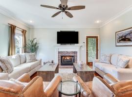 Summerville Historic Bungalow with Hot Tub, hotel em Augusta