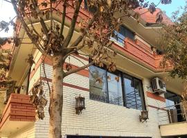 Hotel Five Rivers - 2 Min Drive from Lahore Airport - Airport Road, hotel dicht bij: Internationale luchthaven Allama Iqbal - LHE, Lahore