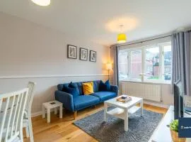 Camberley Spacious and Comfy 3 Bedroom Home, Next to Frimley Hospital with Parking