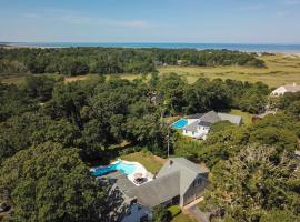 Private pool 3 mins to Skaket Beach, hotel in Orleans