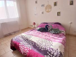 Grand Studio Côté Jardin, hôtel à Saint-Sernin