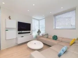 Modern Smart Home with Garden close to Richmond - Pass the Keys