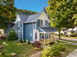 The Glarum House - Gorgeous Historic Home & AC!, hotel a Elberta