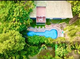 Guitar DC Homestay Suitable for 12 to 18 people, Hotel in Sóc Sơn