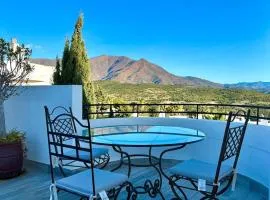 Penthouse with panoramic sea views and free parking