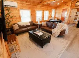 Cedar Wrapped Cozy Villa Cabin - 4 miles from Trails