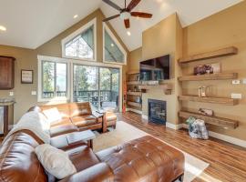 Deck + Views: Scenic Group Getaway in Lakeside!, hotel a Lakeside