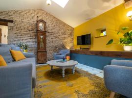 Gîtes de la Bernière, hotel em Brûlain