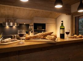 Chalet moderne 5* à Courchevel La Tania - 12 pers, jacuzzi, sauna, skis aux pieds, cheminée, cinéma - FR-1-575-154, отель в Куршевеле