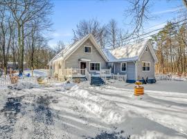 Poconos Summit - Indoor Hot Tub - Sauna - Games, hotel in Pocono Summit