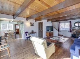 Ski, Hike and Unwind Big Bear Gem 3 Mi to Slopes!, hotel a Big Bear City