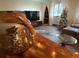 Forest View, ganzes Haus 100qm, 2 Schlafzimmer, 2 Bäder, Badewanne, Garten & Terrasse