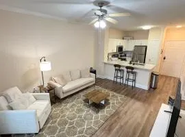 Relaxing Pool-View 1BR Near Top Houston Spots