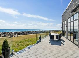 Modern Beach House With Sea Views At Bjørnsknude, hotel a Juelsminde