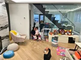 Room in shared house with host near LGA, prime location w parking