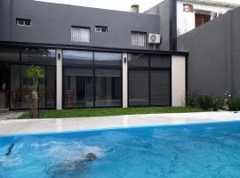 CASA CON PILETA EN EL CENTRO de CORRIENTES, hotel en Corrientes