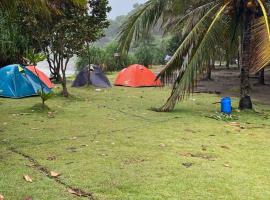 Tenda Reguler Pantai Madasari, campamento en Madasari