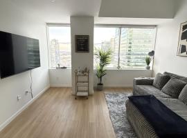 Luxury Downtown One Bedroom with Skyline Views and Free Parking，埃德蒙頓的飯店