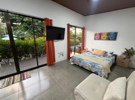 Uvita Oasis Retreat with Villa Apartment Bungalows，位于乌维塔的酒店