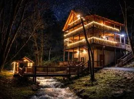 Creek, Pet Friendly, Spa, Arcade, Private, King Beds, Games, Easy Roads