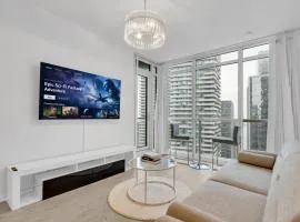 Luxe 3-Bedroom Lakeview Condo, Free parking ,Walk to CN Tower, Scotiabank Arena & Rogers Centre