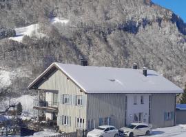 Haus Hirschlitten, hotel in Mellau