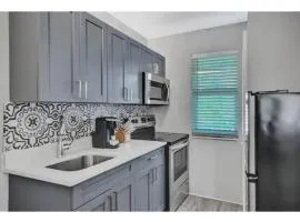 Rustic Retreats Beachy 1BR for 4 guests in the heart of Fort Lauderdale