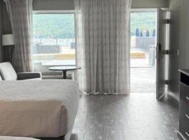 The Georgian Resort, hotel i Lake George