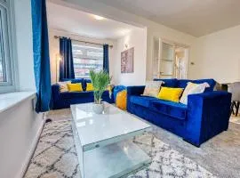 Modern 3-Bed House in Wednesbury with Garage &v Driveway
