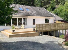 4 Bedroom Cozy Home In Farsund โรงแรมหรูในLindland