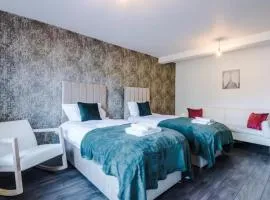 The Leeds Retreat - Sleeps 10 - Yorksha Property
