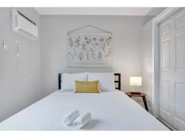 Rustic Retreats Modern 1BR for 2 guests in the heart of Fort Lauderdale