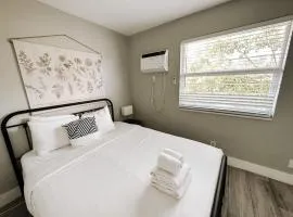 Rustic Retreats Cozy 1BR for 4 guests minutes from Las Olas