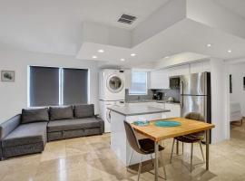 Waves Beach Town 2BR Apartment With Balcony, hotell sihtkohas Pompano Beach