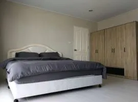 BKK 2 BR apt near Sathon ICONSIAM firework view