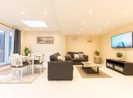 Spacious 4BR Home Walk to Station Parking - Pass the Keys