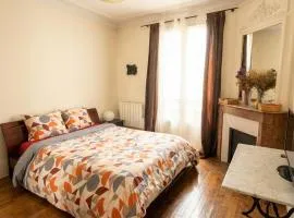 A spacious room in a strategic area