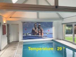 Chambre d h&ocirc;tes Le Joyau with indoor pool and sauna, hotel con parcheggio a Lasne